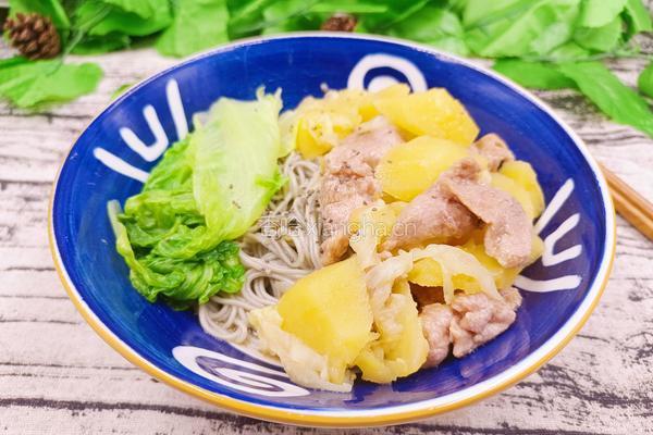 减脂餐土豆炖肉荞麦面 