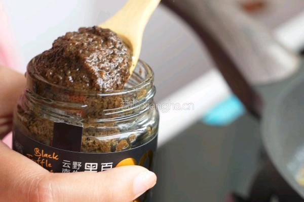 黑松露蒜香三文鱼的做法图解6