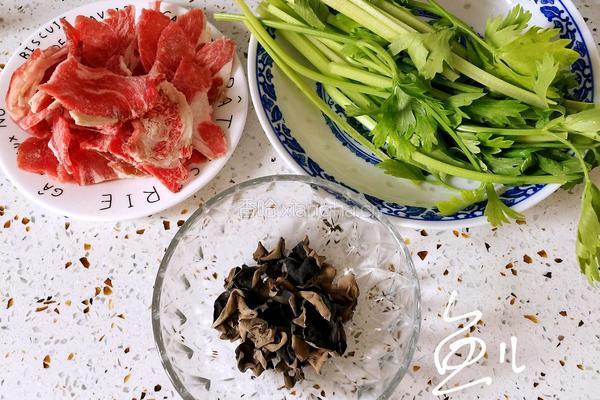 芹菜炒木耳的做法图解1