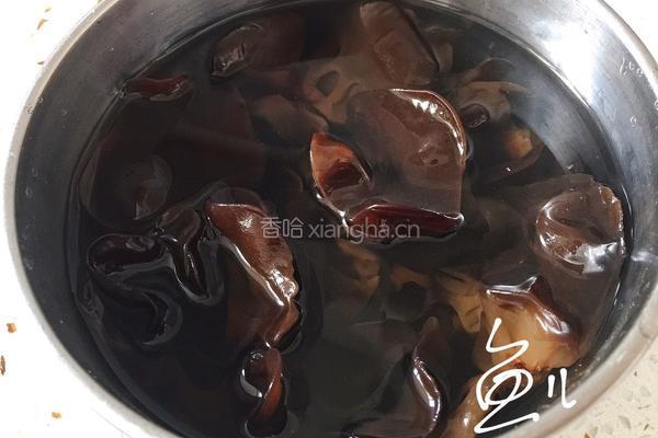 芹菜炒木耳的做法图解2