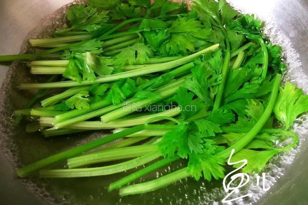 芹菜炒木耳的做法图解3