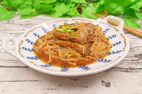 金针菇炖热腾 