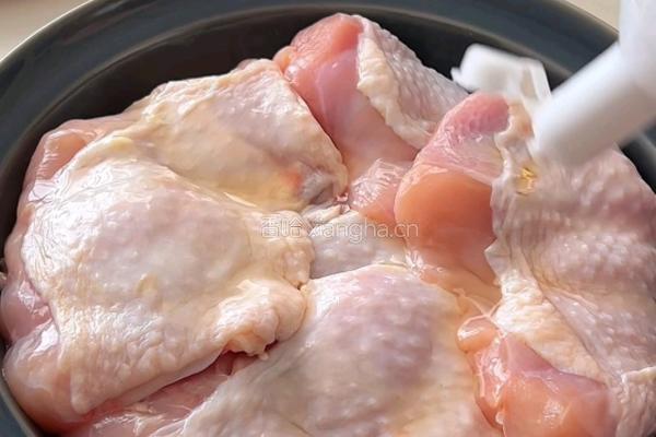 奶油口蘑炖鸡的做法图解1