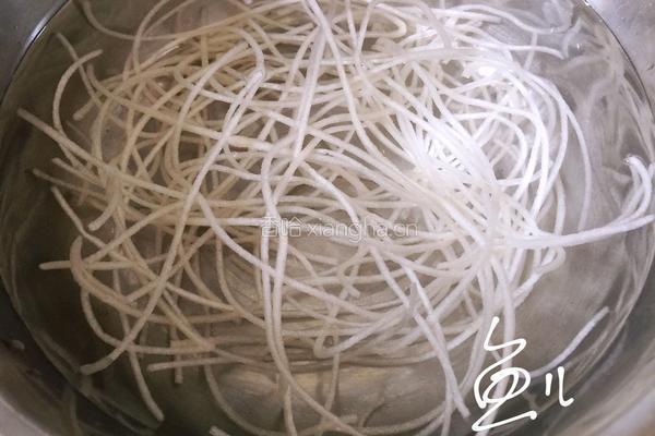 豆芽炒粉条的做法图解1