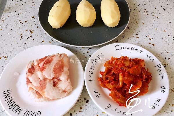 辣白菜土豆片的做法图解1