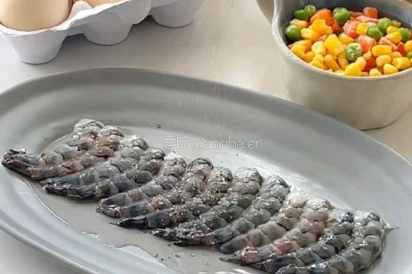 菠萝虾仁蛋炒饭的做法图解1