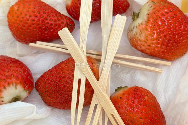 草莓糖葫芦的做法图解1