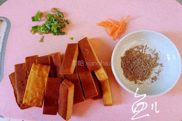 孜然煎豆干的做法图解1