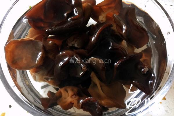 芹菜木耳炒肉丝的做法图解1