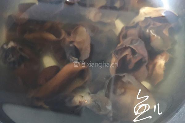 黄瓜拌木耳的做法图解1