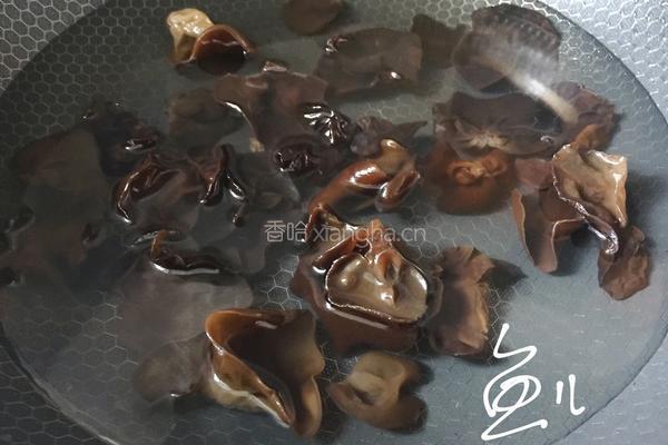 黄瓜拌木耳的做法图解2
