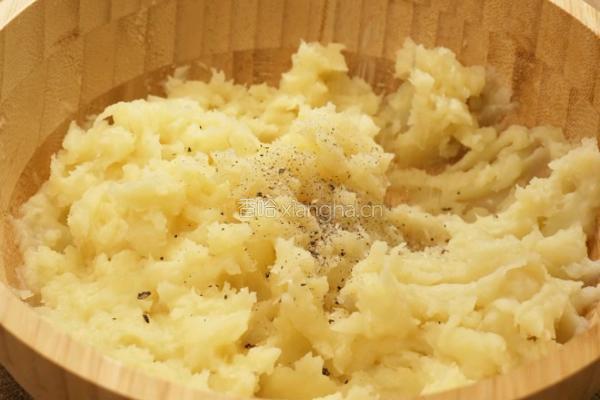 彩椒鸡肉土豆碗的做法图解2