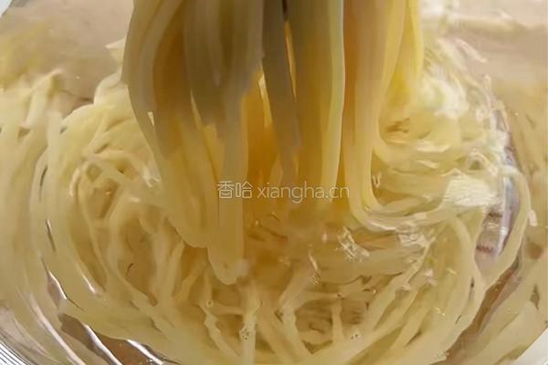 黑松露奶油培根意面的做法图解3