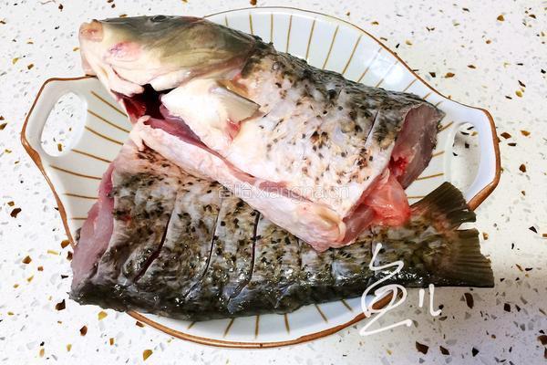 鲤鱼炖粉条的做法图解1