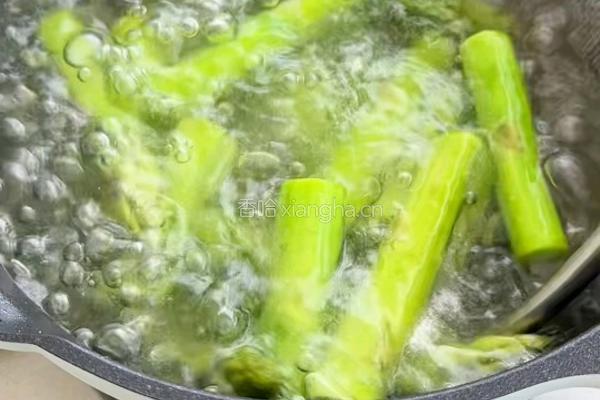 蒜香芦笋牛肉的做法图解4