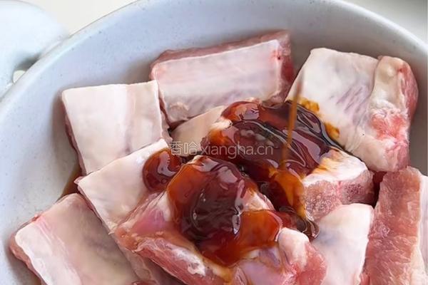 板栗排骨焖饭的做法图解1