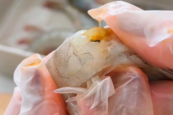  韩式蒜香奶油虾的做法图解1