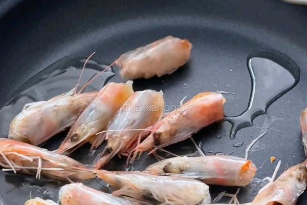  韩式蒜香奶油虾的做法图解2