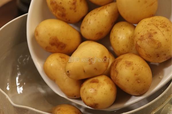 黑松露烤土豆的做法图解1