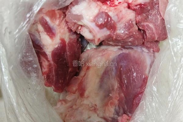 酱大棒骨的做法图解1