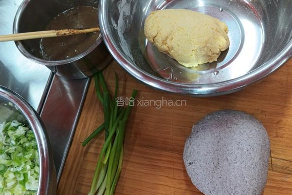 鸡蛋炒虾酱(窝头）(荷叶饼）的做法图解2