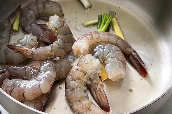 菌菇虾仁鸡蛋面的做法图解3