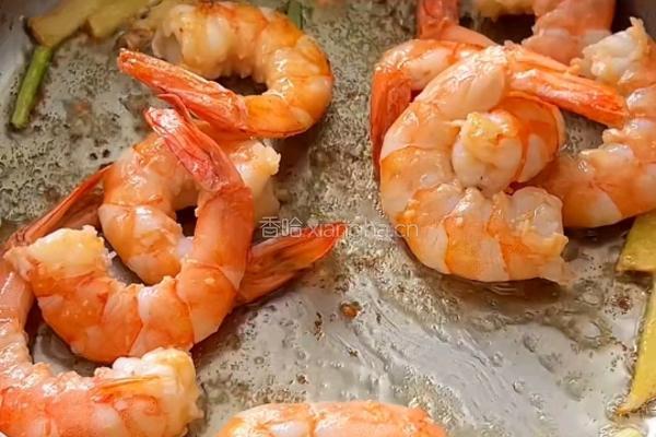 菌菇虾仁鸡蛋面的做法图解4