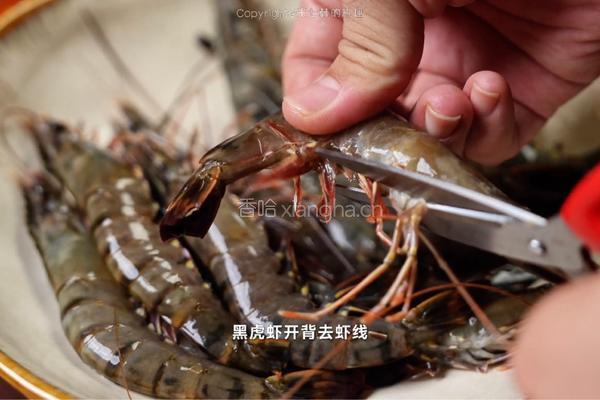 黄油蒜香虾的做法图解1