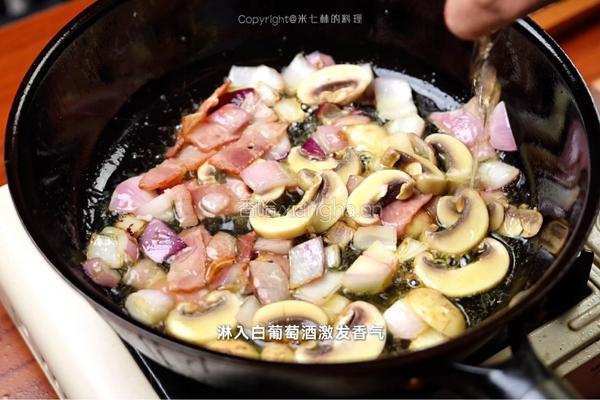 奶油培根意面的做法图解4