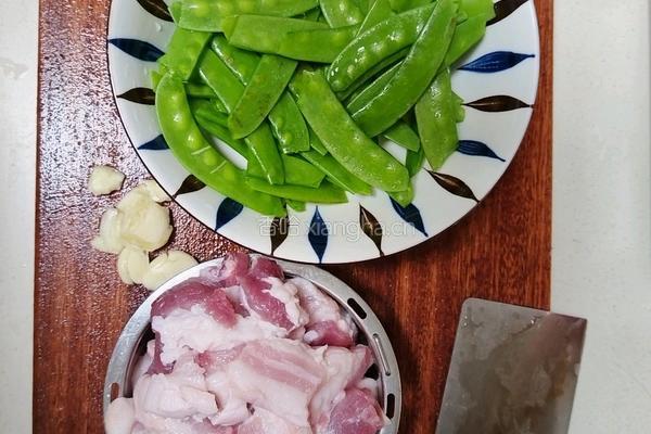 荷兰豆炒三层肉的做法图解1