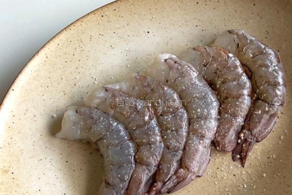 包菜虾仁烤蛋饼的做法图解1