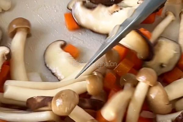 三文鱼菌菇闷饭的做法图解4