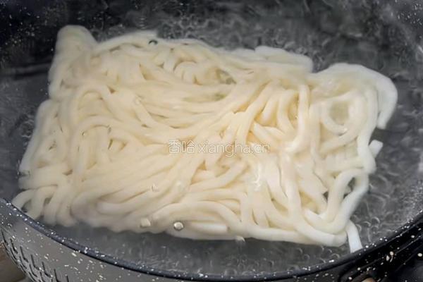 辣奶肠乌冬锅的做法图解1