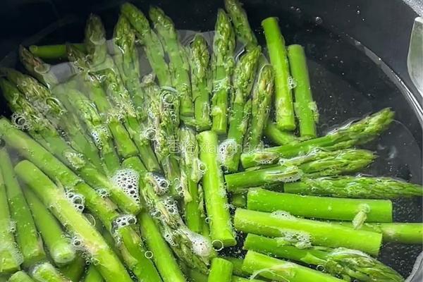 百山祖蒜香芦笋炒牛肉的做法图解3