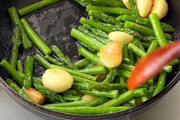 百山祖蒜香芦笋炒牛肉的做法图解5