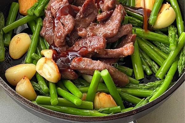 百山祖蒜香芦笋炒牛肉的做法图解6