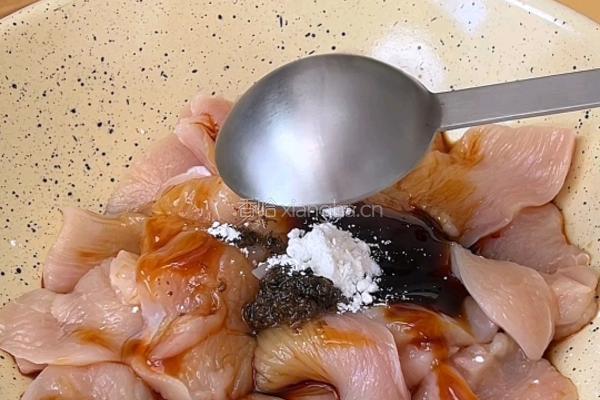 黑松露包菜鸡肉三明治的做法图解2
