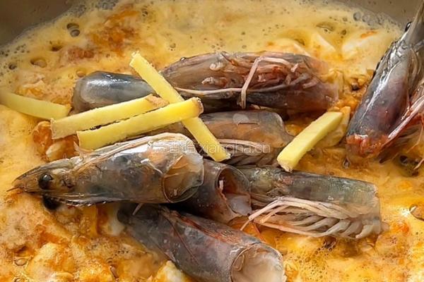 咸蛋黄虾仁豆腐汤的做法图解3