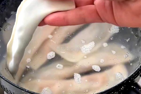 香辣虾滑面的做法图解3