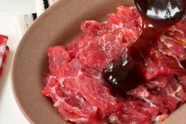 豆芽焖牛肉的做法图解1
