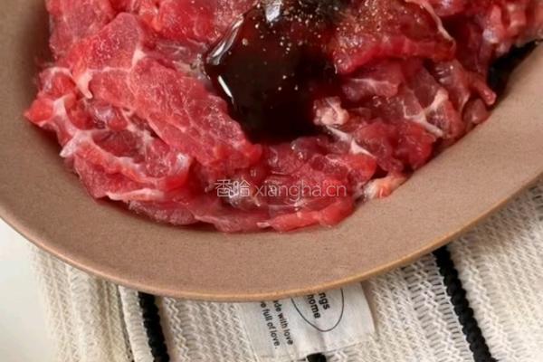 豆芽焖牛肉的做法图解2