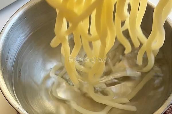 辣奶油乌冬面的做法图解1