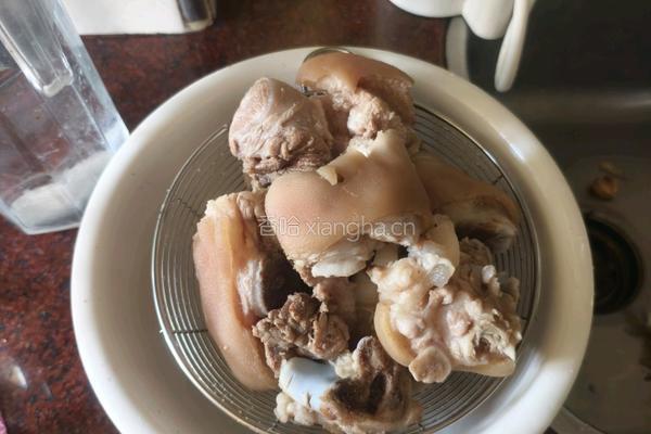 卤炖猪脚的做法图解4