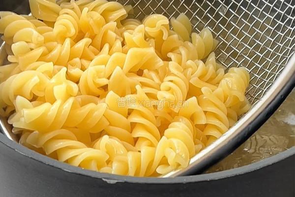 奶油虾滑蘑菇意面的做法图解1