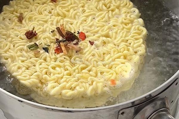 豚骨汤底拉面的做法图解3