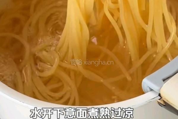 黑松露辣奶油虾仁意面的做法图解3