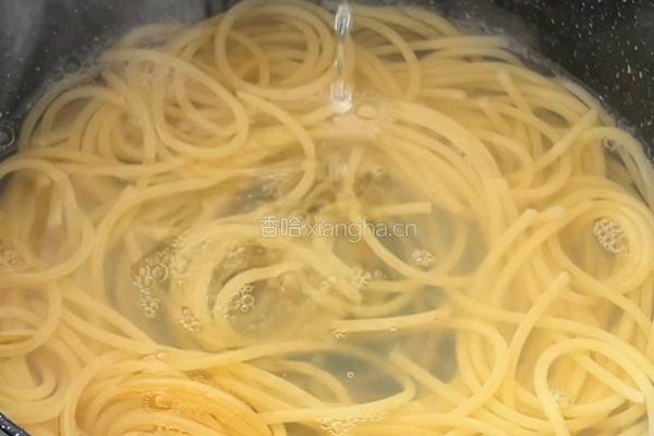 番茄香肠意面的做法图解2