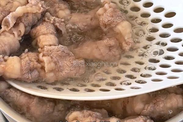 辣汤肥牛虾滑烩面的做法图解3