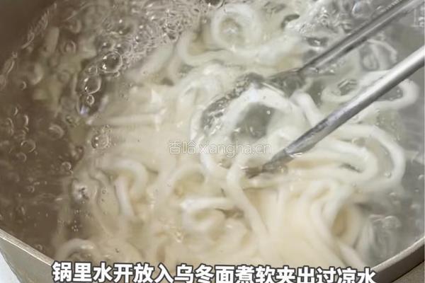 黑松露辣奶油烤肠乌冬面的做法图解2