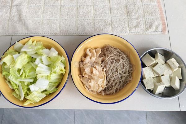 白菜炖豆腐的做法图解4